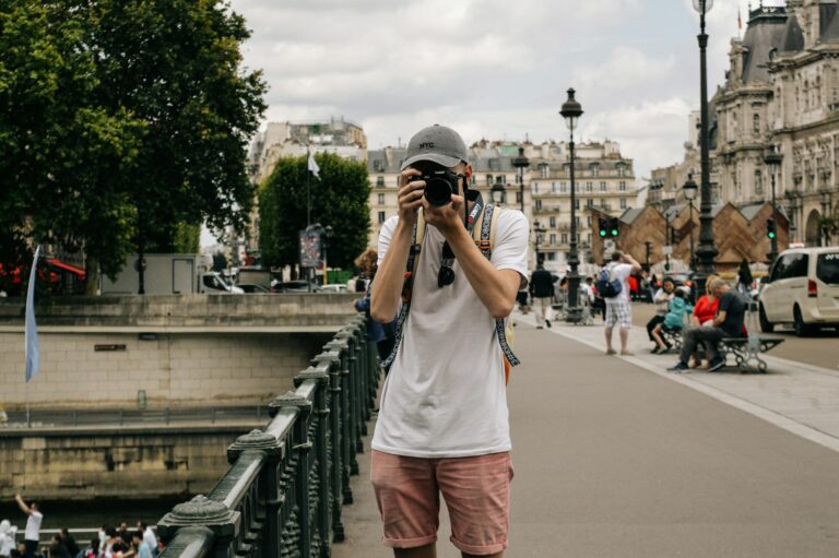 Touriste devant des immeubles à Paris